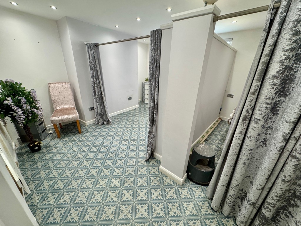 Lot: 24 - HAIRDRESSING SALON AND BEAUTY PARLOUR CLOSE TO ST JAMES RETAIL AND LEISURE PARK - Lower ground floor